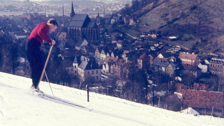 Grandios die Aufnahme vom schneebedeckten Rehberghang und dem Skifahrer, dem die Kulmbacher Altstadt zu Füßen liegt. Foto: Hans Seyferth (†)