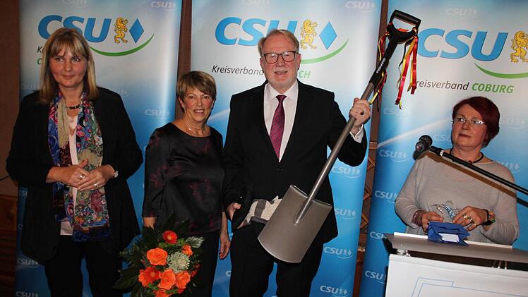 Hans Michelbach erhielt einen großen und einen kleinen Spaten für die zukünftigen Aufgaben. Das Bild zeigt (von links): Birgit Weber, Christel und Hans Michelbach sowie Elke Protzmann.  Foto: Friedwald Schedel