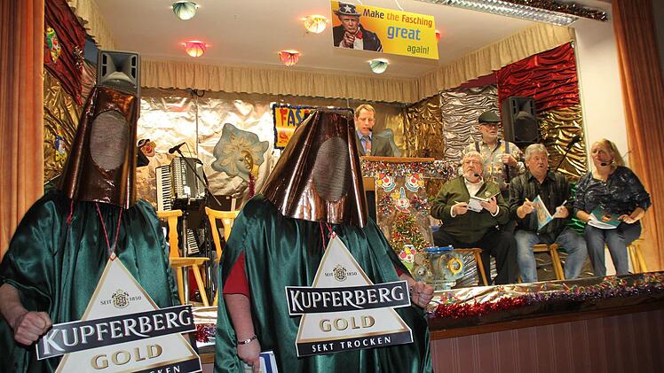 Die beiden Vermummten sorgen für Wirbel bei der Bürgerversammlung Foto: Jürgen Gärtner