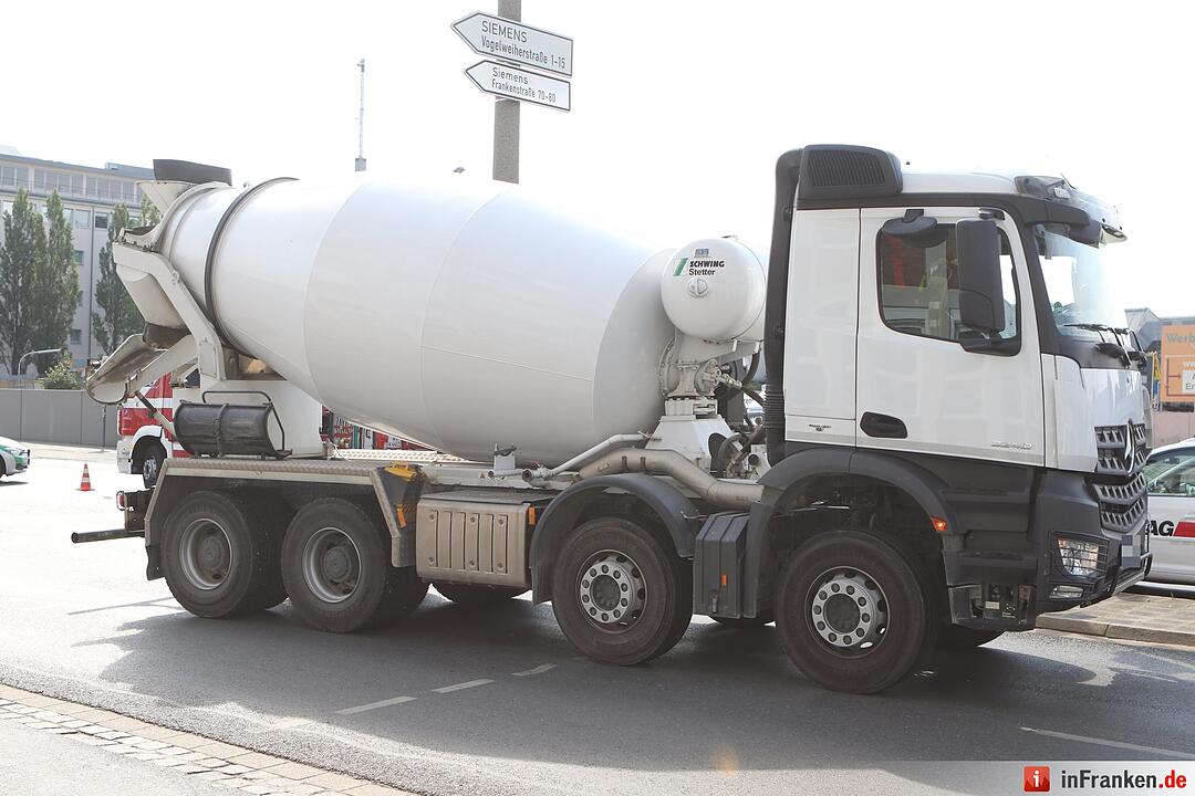 Betonmischer erfasst Fahrradfahrerin: Frau lebensgefährlich verletzt - Unfallhergang noch absolut unklar – Rückstau durch Umleitung des Verkehrs