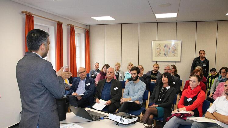 Jobbegleiter Hamzeh Alkheder von der GbF Schweinfurt stellte Bildungssysteme in den Herkunftsländern vor. Foto: Ralf Ruppert