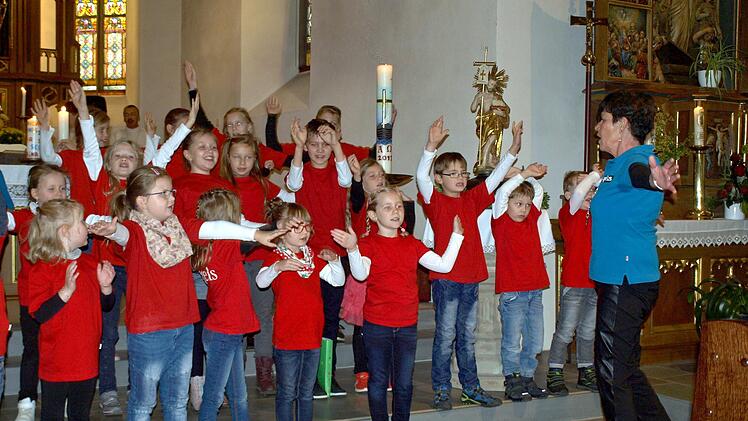 "Gottes Liebe ist so wunderbar" - die kleinen Angels zusammen mit Chorleiterin Annegret Hümmrich. Foto: Susanne Deuerling