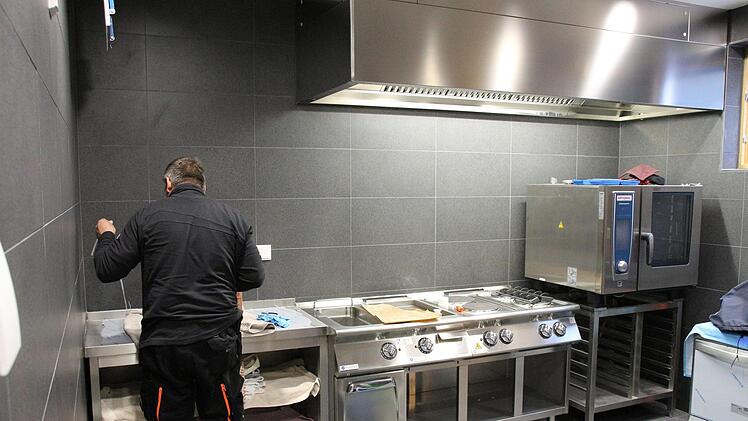 In der Küche des Bistros wird gearbeitet.Foto: Ulrike Nauer