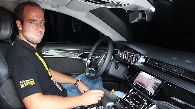 Front-, Heck- und Seitenscheiben des Fahrzeugs sind total verdunkelt. Der Fahrer lenkt ausschließlich über den Fahrcomputer (Bildmitte). Am Steuer Sicherheitstrainer Thilo Knackstedt   Foto: Evi Seeger