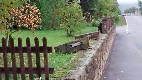 Bei einem spektakulären Unfall katapultierte ein Autofahrer vor einiger Zeit in Mitgenfeld einen in der Denkmalstraße geparkten Anhänger über die Mauer und riss die Sandsteinpfosten mit um.  Foto: Inge Morschhäuser