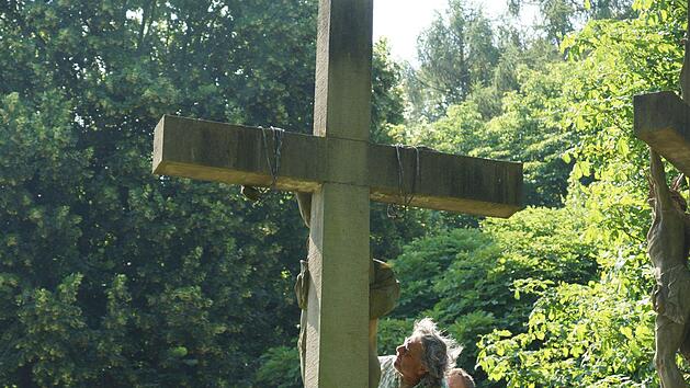 Im Juni hat Restaurator Clemens Muth die Figuren der Kreuzigungsgruppe inspiziert.Fotos: Arkadius Guzy