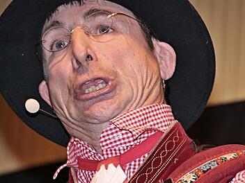 Die Mimik von Oti Schmelzer bei seinen Parodien ist sehr eindrucksvoll und setzt seinen Sketchen die Krone auf.  Foto: Helmut Will