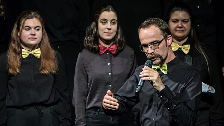 Mitreißendes Jubiläums- und Abschiedskonzert: Unter Leitung seines scheidenden Dirigenten Moritz Metzner begeisterte der Coburger Hochschulchor "Die Klangfänger" im ausverkauften Landestheater.Foto: Jochen Berger