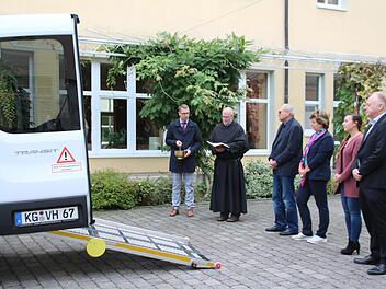 Marco Schäfer, Pater Markus Reis, Eduard Lintner, Dagmar Schirling, Regina Vollmuth und Helmut Blank bei der Segnung des neuen Fahrzeugs für die solitäre Tagespflege. Thomas Malz