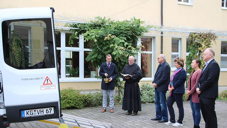 Marco Schäfer, Pater Markus Reis, Eduard Lintner, Dagmar Schirling, Regina Vollmuth und Helmut Blank bei der Segnung des neuen Fahrzeugs für die solitäre Tagespflege. Thomas Malz