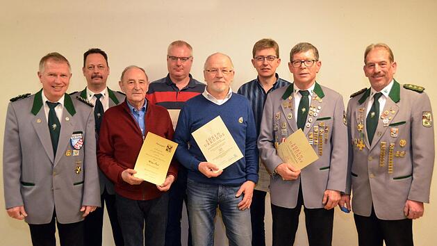 Ehrungen und Neuwahlen standen im Mittelpunkt der Jahreshauptversammlung bei den Reiterswiesener Sch&uuml;tzen. Unser Foto  zeigt (von links): Stellvertetenden Gausch&uuml;tzenmeister Johannes Piekarski, 2. Vorsitzenden Andreas Schmitt, Ehrenmitglied Paul Weber, Michael Goll, Edwin Renninger, Matthias Meder, Klaus Bauer und Vorsitzenden Arno R&ouml;der.  Peter Rauch