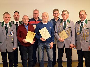 Ehrungen und Neuwahlen standen im Mittelpunkt der Jahreshauptversammlung bei den Reiterswiesener Schützen. Unser Foto  zeigt (von links): Stellvertetenden Gauschützenmeister Johannes Piekarski, 2. Vorsitzenden Andreas Schmitt, Ehrenmitglied Paul Weber, Michael Goll, Edwin Renninger, Matthias Meder, Klaus Bauer und Vorsitzenden Arno Röder.  Peter Rauch