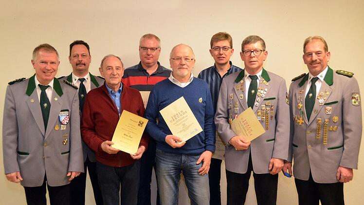 Ehrungen und Neuwahlen standen im Mittelpunkt der Jahreshauptversammlung bei den Reiterswiesener Schützen. Unser Foto  zeigt (von links): Stellvertetenden Gauschützenmeister Johannes Piekarski, 2. Vorsitzenden Andreas Schmitt, Ehrenmitglied Paul Weber, Michael Goll, Edwin Renninger, Matthias Meder, Klaus Bauer und Vorsitzenden Arno Röder.  Peter Rauch