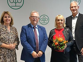 Personalratsvorsitzende Martina Gießübel (links) und der Direktor der AOK Schweinfurt, Frank Dünisch (rechts), gratulierten  Andreas Bohatsch und  Ulrike Franz.