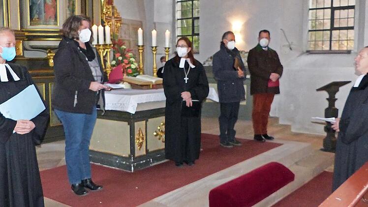 Pfarrerin Sigrun Wagner, Assistentin Petra Winkle, Dekanin Martina Beck und die Assistenten Jürgen Schmidt und Philipp von und zu Guttenberg (von links) empfingen den neuen Geistlichen Martin Straß, der der neue Pfarrer von Guttenberg ist.
