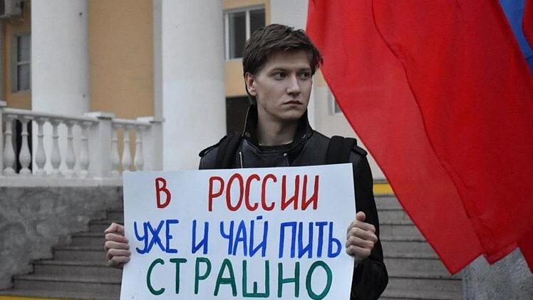 Alexej Schwarz bei einer Protest-Kundgebung in Russland. Auf seinem Plakat steht: "Schon das Teetrinken ist in Russland gefährlich. Nawalny, lebe!"