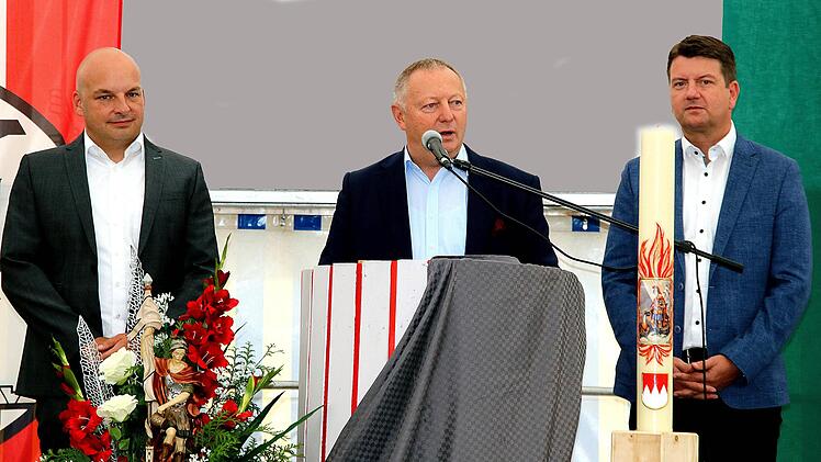 Einer für alle: ein Grußwort auch für Bürgermeister Michael Kastl (links) und Staatssekretär Sandro Kirchner (rechts) sprach Landrat Thomas Bold (Mitte). Foto: Dieter Britz