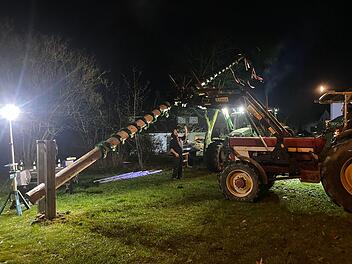 Neufang: Dorfbewohner errichten 16 Meter hohen Weihnachtsbaum Neufang: Dorfbewohner errichten 16 Meter hohen Weihnachtsbaum