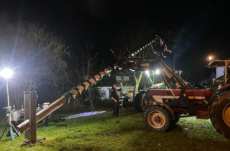 Wirsberg stolz auf Attraktion: "Wahrscheinlich höchste beleuchtete Weihnachtsbaum weit und breit"