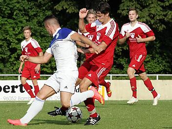 Der Forchheimer Adem Selmani (vorne) stoppt den ballführenden Memmelsdorfer Peter Koch. Fotos: sportpress