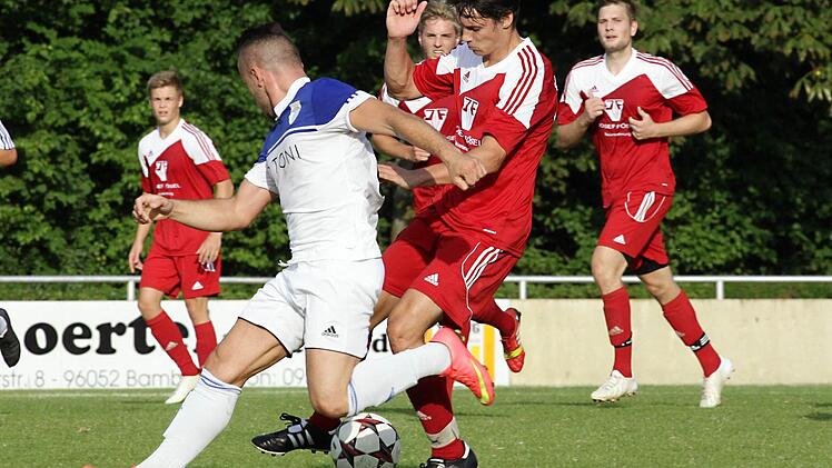 Der Forchheimer Adem Selmani (vorne) stoppt den ballführenden Memmelsdorfer Peter Koch. Fotos: sportpress