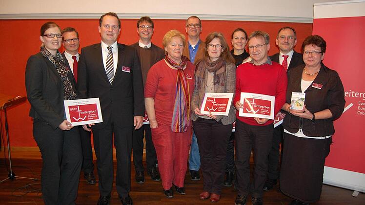 Für insgesamt sieben Projekte wurden die diesjährigen Erlöse der Bürgerstiftung ausgeschüttet. Bei der Übergabe (von links): Sabrina Göckel, Thomas Radermacher, Jan Heisel (alle Stiftung), Pfarrer Heinrich Busch (St. Markus), Stiftungsvorsitzende Heidi Schülke, Martin Gläser (Ejott), Kerstin Willmer (St. Johannes), Katrin Burkhardt-Zesewitz (Katharina von Bora), Stefan Kornherr (Diakonie), Dekan Andreas Kleefeld (Heilig Kreuz) und Hildegard Mogalle (Ehrenamtsbörse St. Moriz).