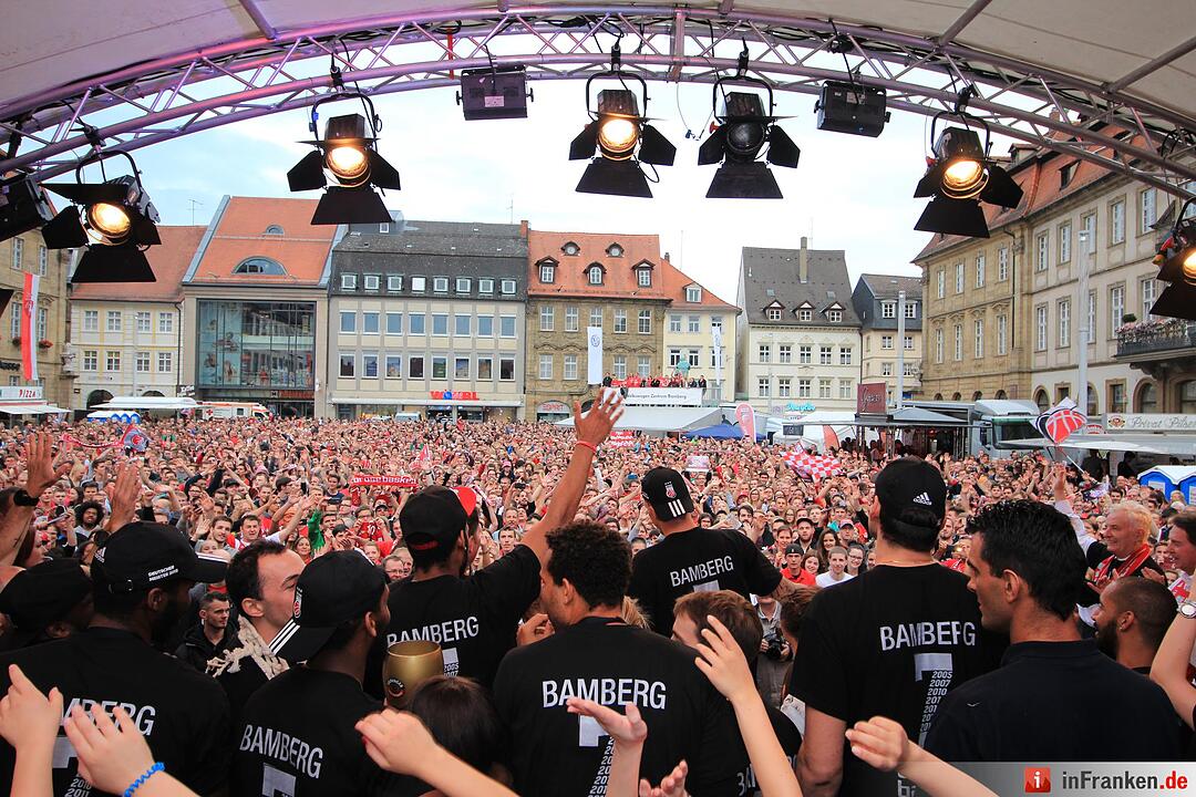Meister-Party am Maxplatz