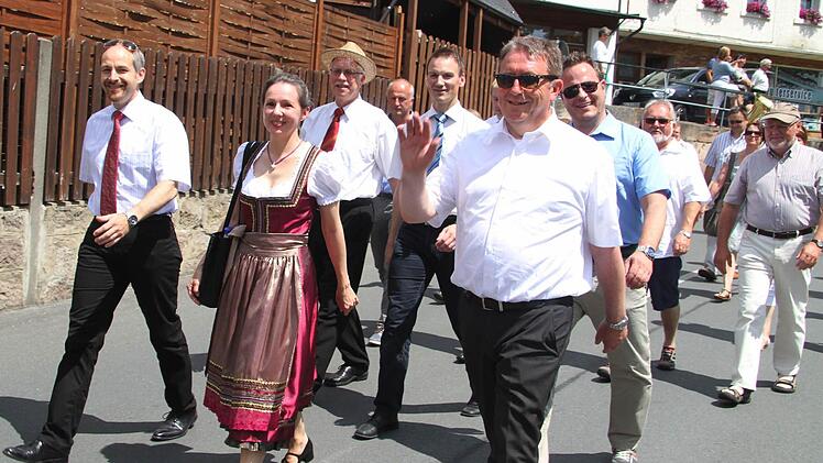 Schulleiterin Kathrin Sigg, stellvertretender Landrat Jörg Kunstmann (links) und OB Henry Schramm (rechts) führen die Riege der Ehrengäste an. Foto: Sonja Adam