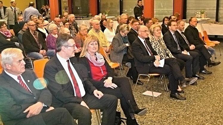 Die "erste Reihe" beim Ehrenabend der Blaskapelle Pfaffendorf mit (von links), Gerhard Leisentritt, Peter Detsch, Kreisvorsitzender des NBMB mit Gattin, Landrat und Schirmherr Wilhelm Schneider mit Gattin, Bürgermeister Wolfram Thein, 2. Bürgermeister Harald Deringer und Gemeinderat Dieter Hepp. Foto: Helmut Will