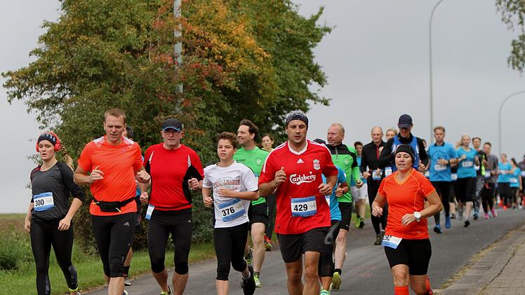 Die Teilnehmer des Hauptlaufes auf der schönen Strecke durch die Steigerwaldlandschaft.