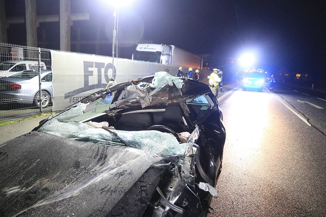 Auto kracht in Schwertransport