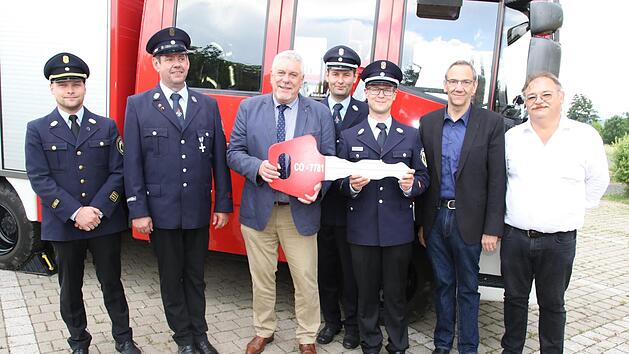 Der Feuerwehr Löbelstein wurde ein lang ersehnter  Wunsch erfüllt. Beim Fest "Berg in Flammen" wurde ein Löschgruppenfahrzeug "LF 8/6" offiziell in den Dienst gestellt.  Von links: Stadtbrandinspektor Daniel Fritz, Vorsitzender Roland Zimmermann, OB Norbert Tessmer, stellvertretender Kommandant Bernhard Zimmermann, Kommandant Stefan Reingruber    Dritter  Bürgermeister Thomas Nowak und Ehrenfried Kaiser vom Brand- und Katastrophenschutz der Stadt Coburg.Foto: Desombre