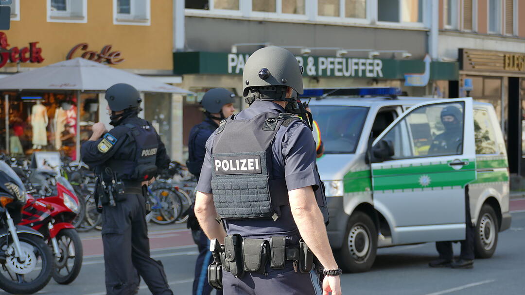 Großeinsatz in Nürnberg: Polizei fahndet nach Flüchtigem