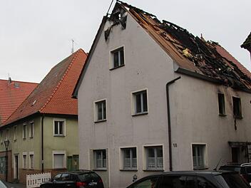 Ein Brand hat am Dienstag das Haus der Familie Prechtel in Uehlfeld unbewohnbar gemacht.  Foto: Christian  Bauriedel