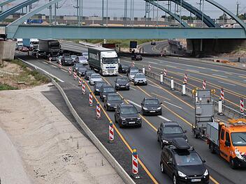 Am Autobahnkreuz F&uuml;rth-Erlangen, unmittelbar an der Kreuzung der A3 under A73, sorgte ein Unfall am Donnerstag f&uuml;r einige Behinderungen. Im Baustellenbereich wurde ein Auto in den Gegenverkehr geschoben. Foto: News5/O&szlig;wald