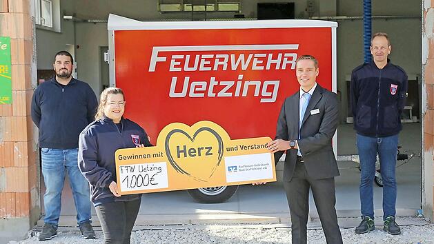 Jugendwart Patrick Balik (hinten li.), 2. Vorsitzende Vanessa Weidner (vorne li.) und Kassier Harald Greich (hinten re.) bei der symbolischen Scheck&uuml;bergabe durch den Gesch&auml;ftsstellenleiter Dominik Zillig (vorne re.) der Raiffeisen-Volksbank Bad Staffelstein Foto: Gerd Klemenz