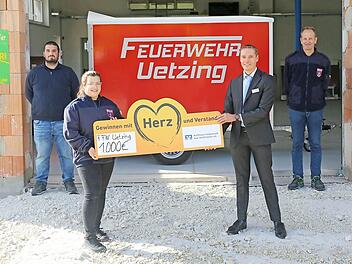 Jugendwart Patrick Balik (hinten li.), 2. Vorsitzende Vanessa Weidner (vorne li.) und Kassier Harald Greich (hinten re.) bei der symbolischen Scheckübergabe durch den Geschäftsstellenleiter Dominik Zillig (vorne re.) der Raiffeisen-Volksbank Bad Staffelstein Foto: Gerd Klemenz