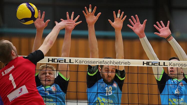 Zu selten dicht im Block - die Hammelburger in Kriftel, hier (von links) Hannes Krochmann, Janick Sill und Moritz Zeitler.  Foto: Jens Feistel