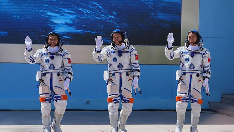 Drei chinesische Astronauten starten ins All