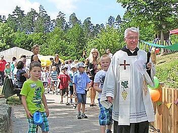 Pfarrer Gerhard Möckel bei der Einweihung der Weilersbacher Kinderkrippe. Fotos: Amon