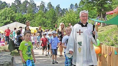 Pfarrer Gerhard Möckel bei der Einweihung der Weilersbacher Kinderkrippe. Fotos: Amon