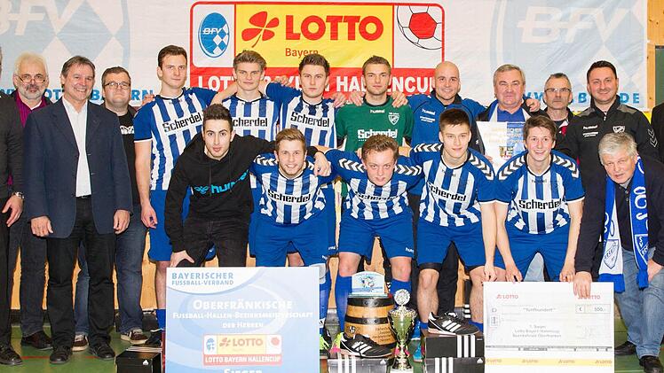 Das Siegerehrungsbild zeigt (stehend von links) Thomas Unger (Spielleiter Bayernliga), Gerald Schwan (Bezirksspielleiter), Gerhard Wunder (stellv. Landrat), Thomas Popp (Spielleiter Selbitz), Felix Edelmann, Thomas Mallik, Martin Damrot, Mario Möschwitzer, Volker Brendel (Co-Trainer), Rudi Leis (Spielleiter), Egon Grünbeck (Kreisspielleiter), Markus Häßler (Trainer); (vorne von links) Yasim Yilmas, Julian Schütz, Daniel Cavelius, Yannick Schubert und Fabian Elbl. Foto: Heinrich Weiß
