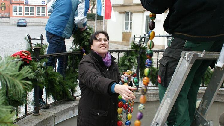 Die bunten Eierschnüre um die Osterbrunnenbögen zu winden, ist Teamwork. Bianca KOwalewicz, Daniela Antogiovanni und Gerlinde Hornung bei der Arbeit.
