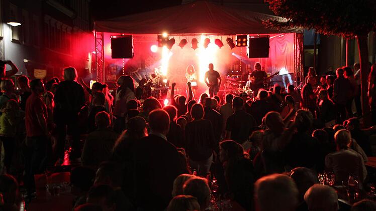 Ihnen gehörte die Nacht: Ac(c)oustic Jam spielte am Samstagabend auf dem Marktplatz Bad Brückenau. Foto: Friedemann Müller