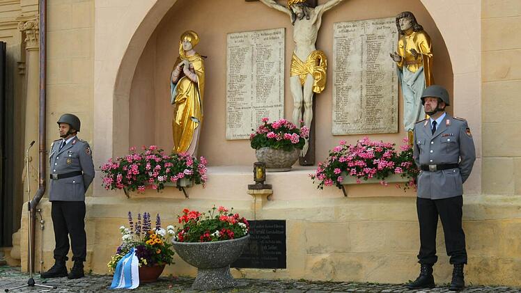 Ehrenwache vor der Kirche