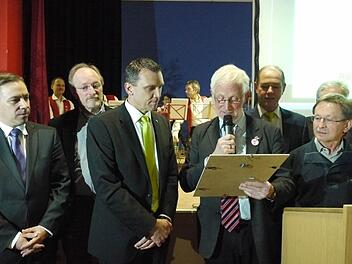 Ludwig Wahl (3. v. l.) erhielt die Auszeichnung von Manfred Holz (4. v. l.). Foto: Pauline Lindner
