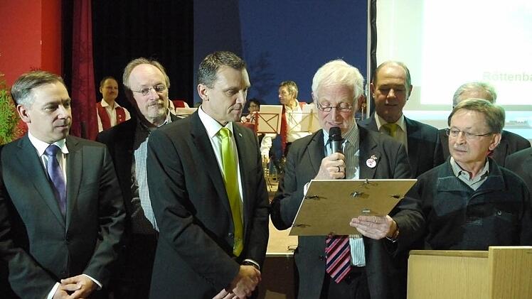 Ludwig Wahl (3. v. l.) erhielt die Auszeichnung von Manfred Holz (4. v. l.). Foto: Pauline Lindner