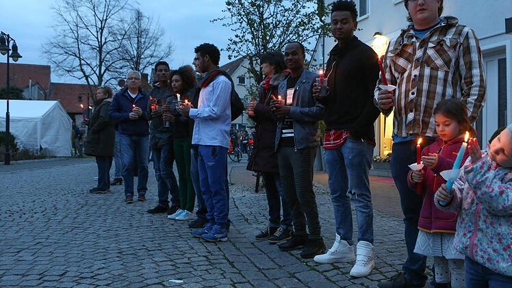 Lichterkette in Adelsdorf gegen Krieg und Gewalt. Foto: Barbara Herbst
