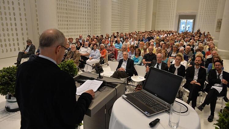 Prof. Christian Illies sprach im Audimax der Bamberger Universität. Fotos: Ronald Rinklef