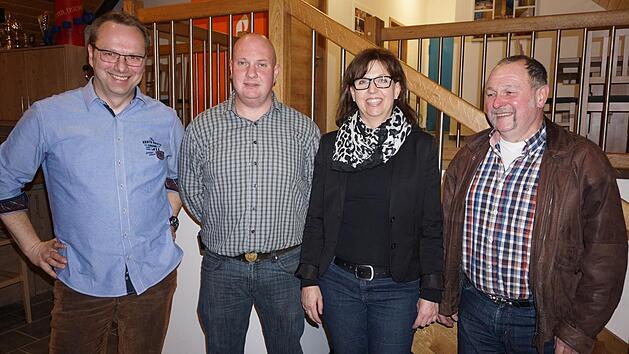 Der Vorstand des "Vereinsring Rh&ouml;ndorf Langenleiten" hat sich nun als eingetragener Verein neu aufgestellt (von links): Michael Blaser (Vorsitzender), Steffen Hildmann (stellvertretender Vorsitzender), Sonja S&ouml;der (Kasse) und Edgar Ke&szlig;ler (Marktleiter).  Foto: Marion Eckert